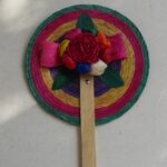 Abanico multicolor con flor y mango de madera AR 1079